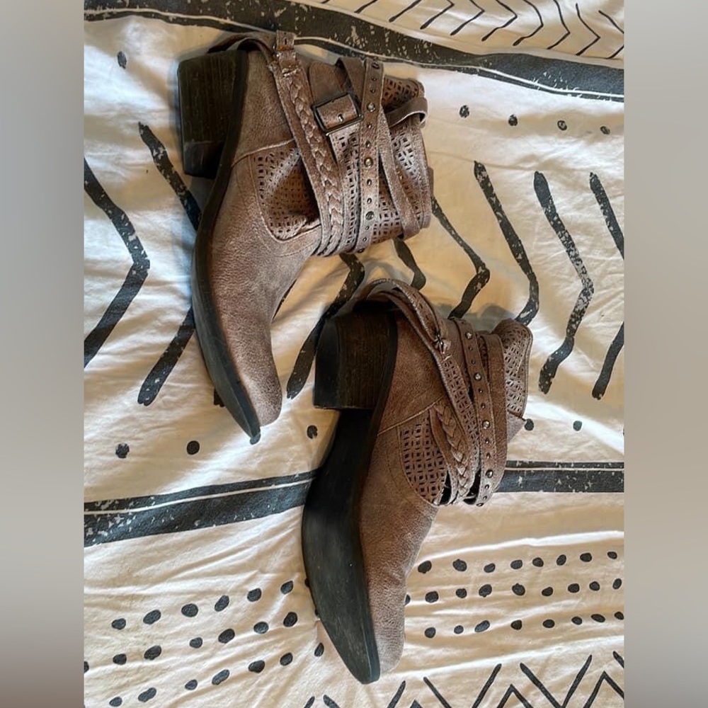 Not rated ankle boots. 8.5